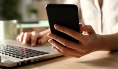 Почему постоянные «заглянул и отложил» вреднее, чем долгое сидение в телефоне