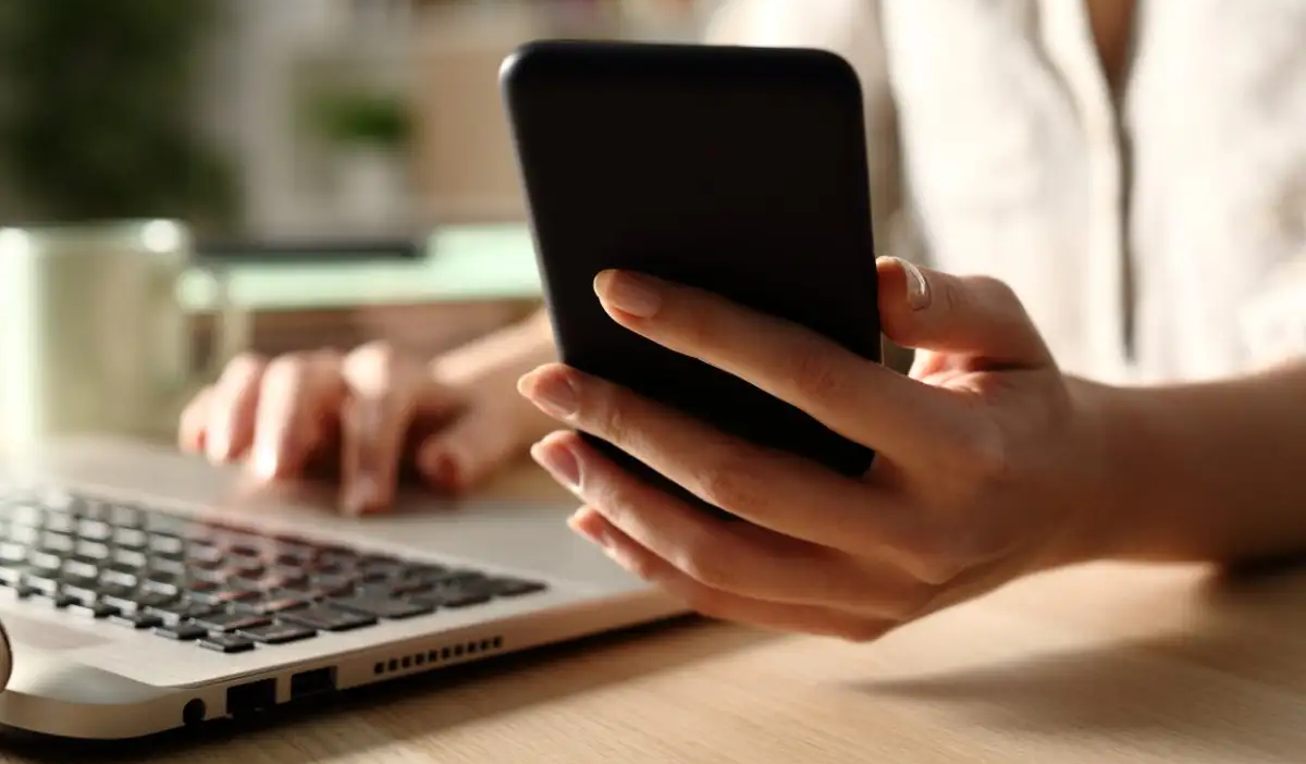 Почему постоянные «заглянул и отложил» вреднее, чем долгое сидение в телефоне