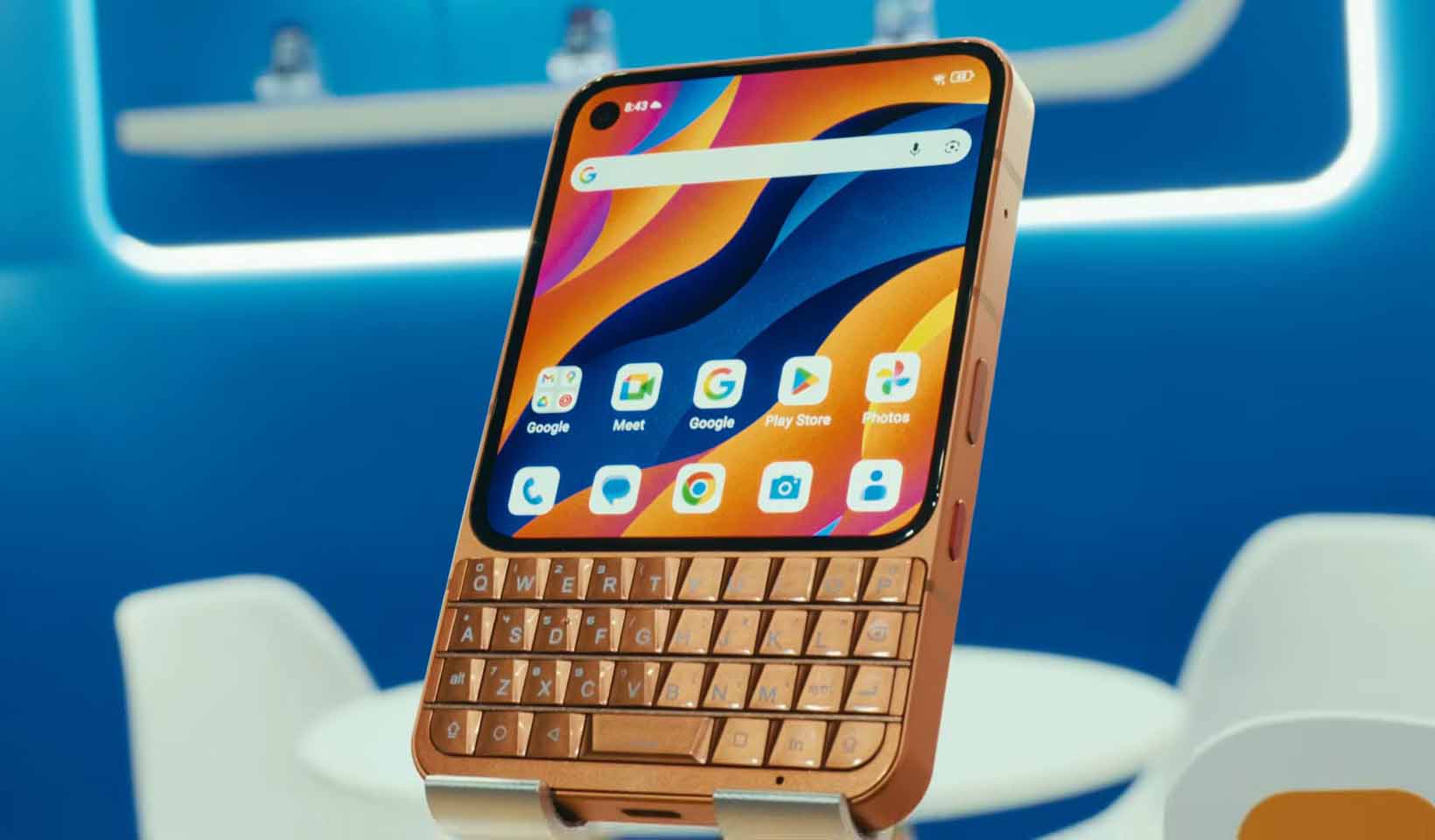 Представлен современный смартфон с физической клавиатурой
