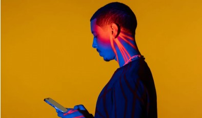 Смартфоны ускоряют старение шеи, и косметика уже на этом зарабатывает