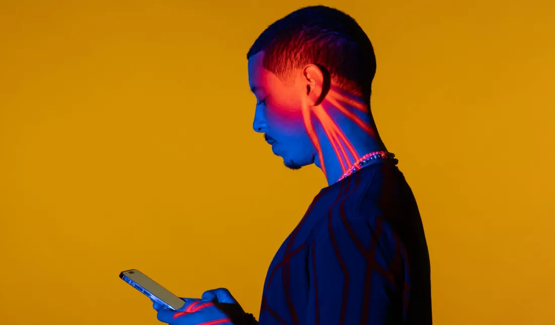 Смартфоны ускоряют старение шеи, и косметика уже на этом зарабатывает