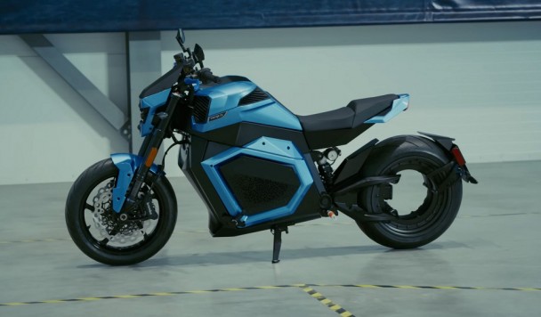 Началось производство первого в мире электромотоцикла на твердотельных батареях