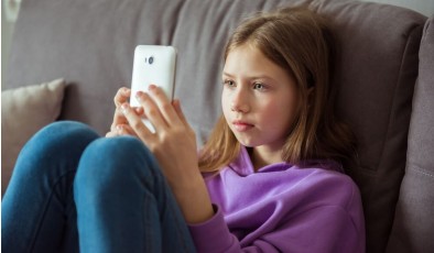 Ученые выяснили, почему алгоритмы соцсетей так сильно бьют по психике подростков