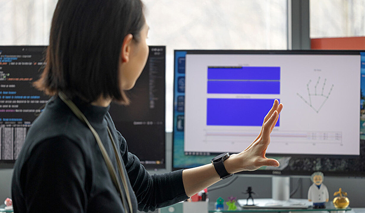 Обычные смарт-часы превращаются в трекер движений рук с помощью микро-сонара