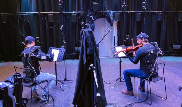 Робот-экзоскелет помогает музыкантам идеально играть в унисон