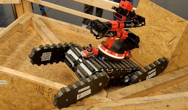 Разработан робот-спасатель, который лезет по лестницам и открывает двери