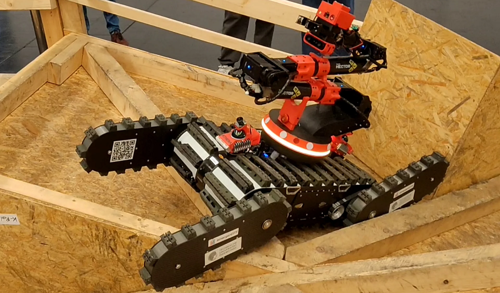 Разработан робот-спасатель, который лезет по лестницам и открывает двери