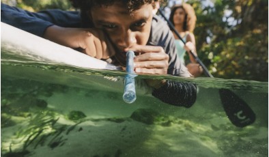 Lifestraw выпустила самую маленькую трубочку-фильтр, позволяющую пить прямо из луж