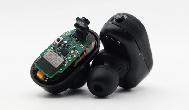 Миниатюрные камеры в наушниках позволяют позволяют обсуждать с ИИ мир вокруг