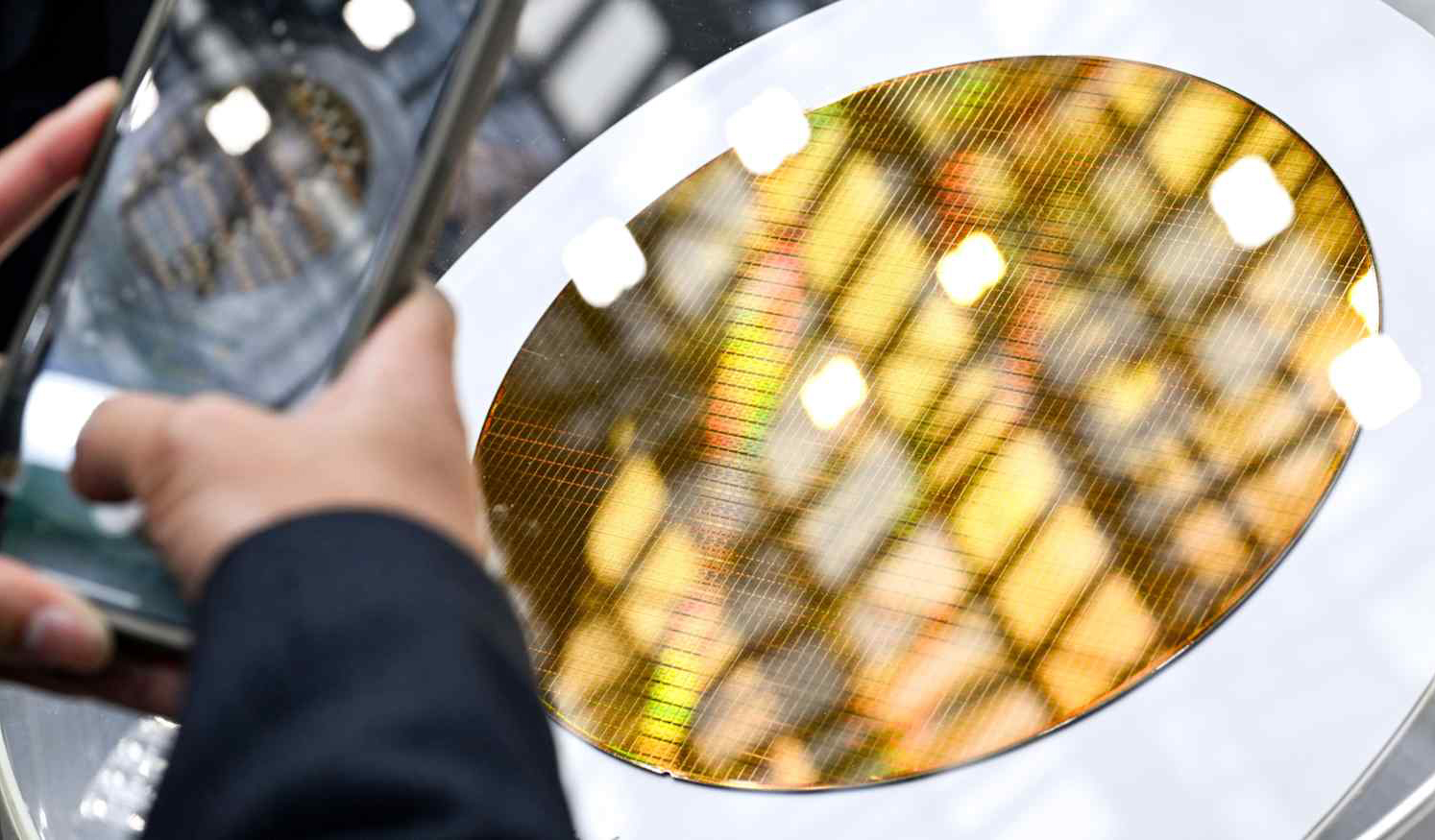 Дефицит памяти продлится до 2030 года: производители не успевают за спросом ИИ