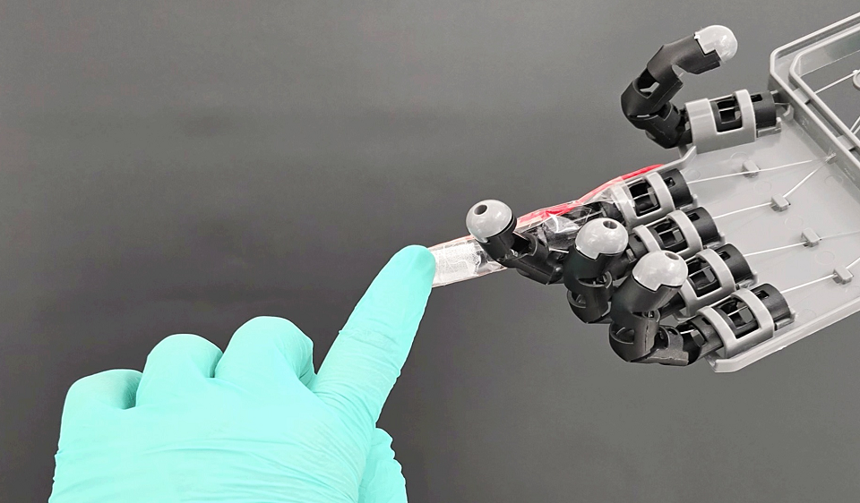 Растяжимая электронная кожа даст роботам осязание