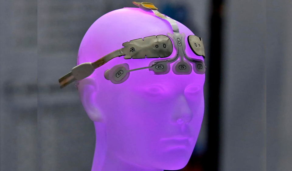 ЭЭГ без батареек: японские ученые научили датчик работать от тепла тела