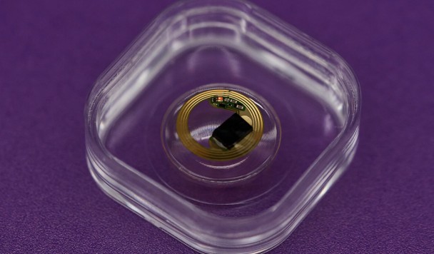 Батарея размером с рисовое зернышко сможет питать умные контактные линзы