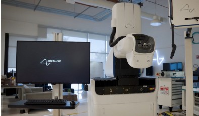 Neuralink представила робота, который за минуты устанавливает мозговые импланты