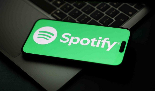 Новый значок Spotify отделит живых музыкантов от ИИ-сгенерированных профилей
