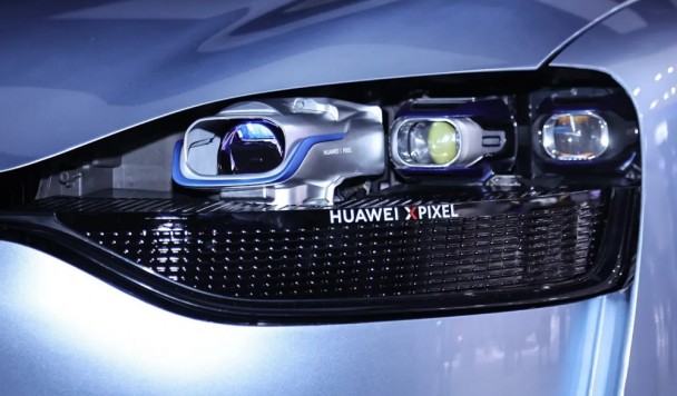 Фары Huawei XPixel превращают припаркованную машину в кинотеатр