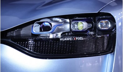 Фары Huawei XPixel превращают припаркованную машину в кинотеатр