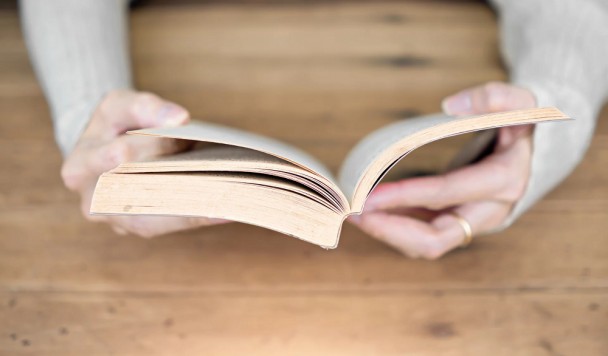 Мозг читает с бумаги иначе, чем с экрана: исследование подтверждает преимущество бумажных книг