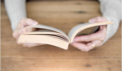 Мозг читает с бумаги иначе, чем с экрана: исследование подтверждает преимущество бумажных книг