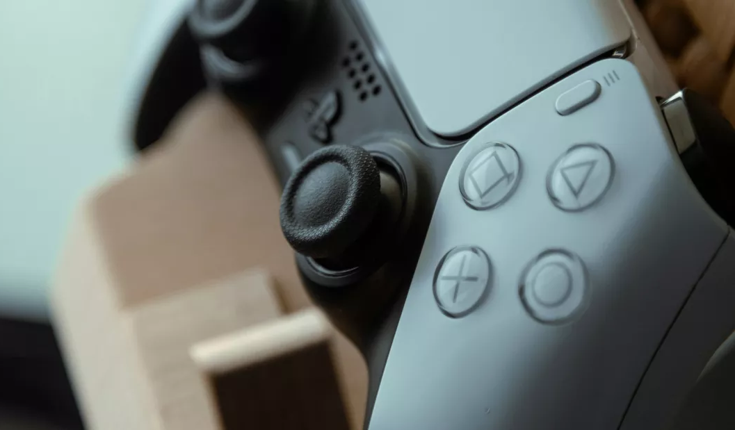 Sony запатентовала кнопки контроллера, которые «хватают» пальцы во время игры