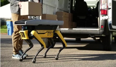 Boston Dynamics испытывает робота Spot в роли помощника курьера