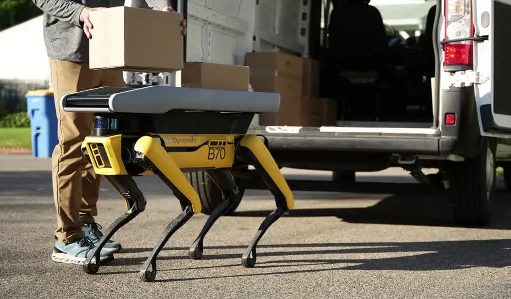 Boston Dynamics испытывает робота Spot в роли помощника курьера