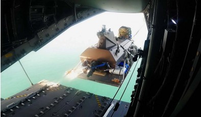 Впервые в мире беспилотный катер сбросили с самолёта в открытое море