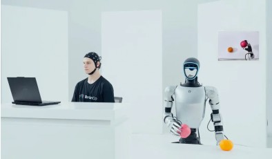 Новый мозговой интерфейс позволяет мысленно управлять человекоподобным роботом