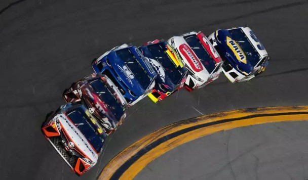 Як не ходити колами, роблячи ставки на NASCAR