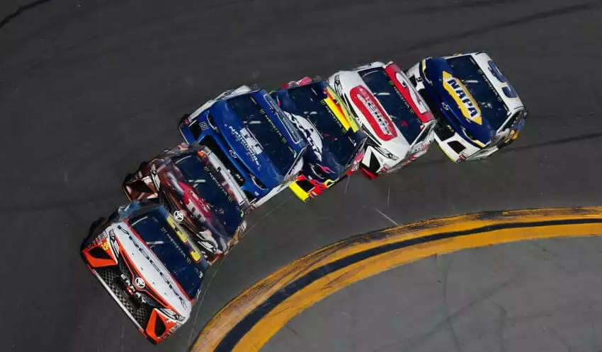 Як не ходити колами, роблячи ставки на NASCAR