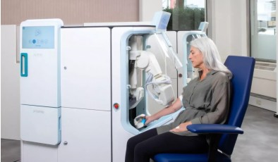 FDA одобрила робота, который сам находит вену и берёт кровь
