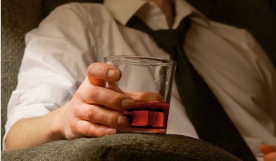 Одиночество по-разному влияет на тягу к алкоголю у самцов и самок