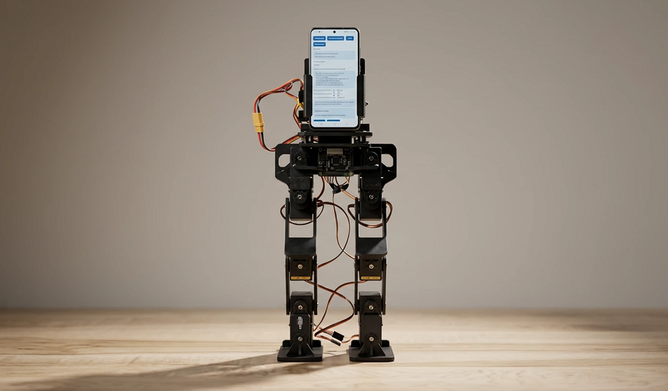 PhoneBot: учёные превратили обычный смартфон в мозг шагающего робота