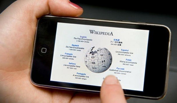 Что чаще всего читают в российской и английской Википедии?
