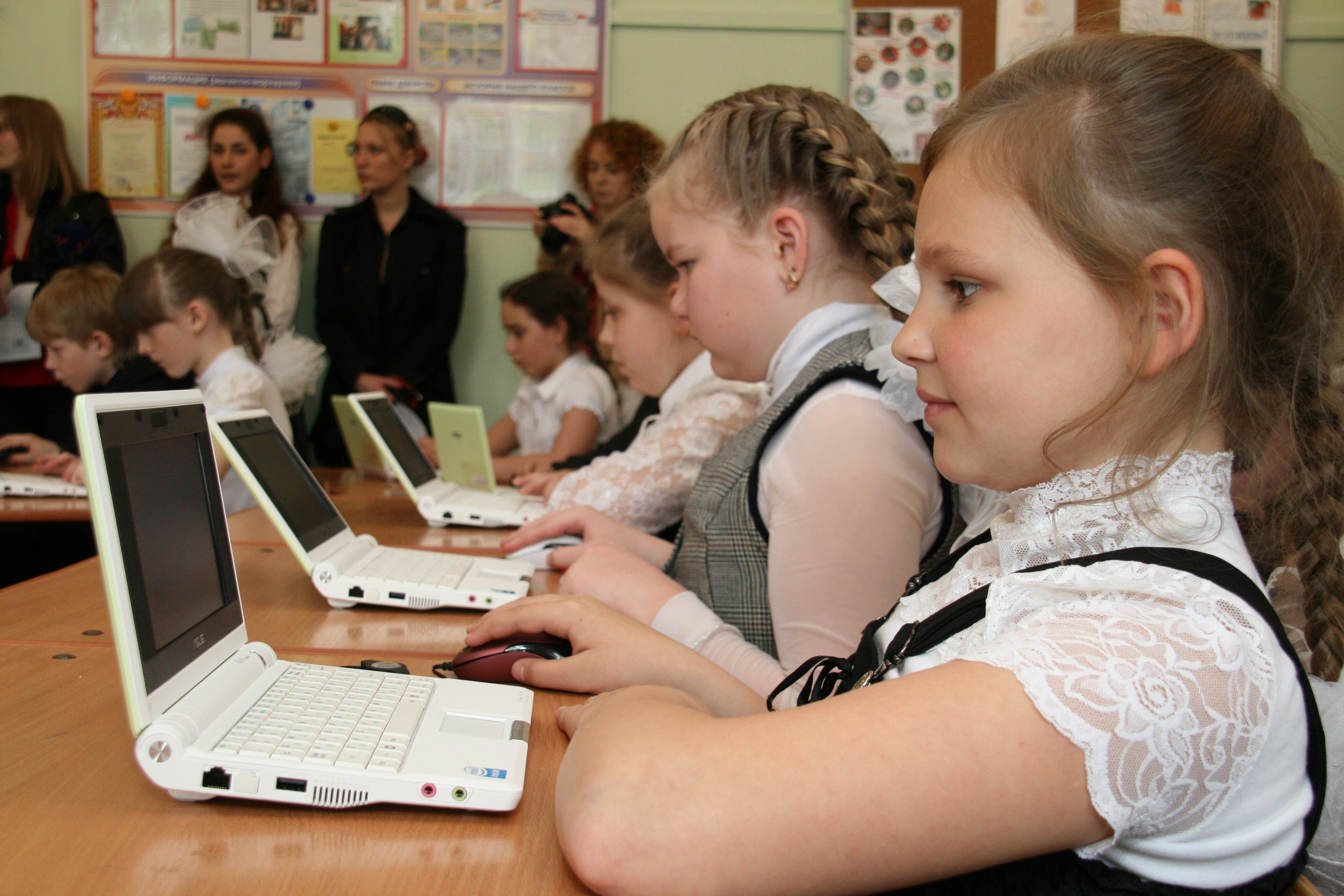 Российская школа информатика. Компьютер в школе. Ученики за компьютерами в школе. Дети за компьютером в школе. Урок в школе.